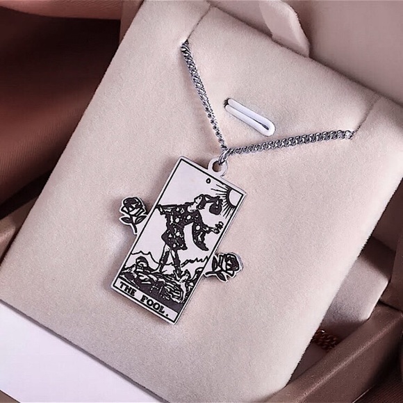 ⚜️𝟯𝟬%𝗢𝗙𝗙 𝗯𝘂𝗻𝗱𝗹𝗲𝘀 𝟯+⚜️ NEW Fool Tarot Card Stainless Steel Necklace - Picture 4 of 11